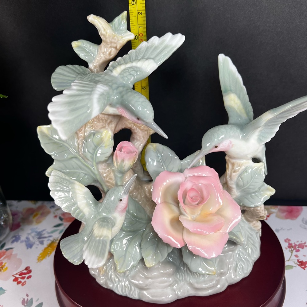 🛑SOLD🛑 Vintage Fluttering HUMMINGBIRDS Ceramic Music Box Plays "Close to you" - Picture 14 of 17